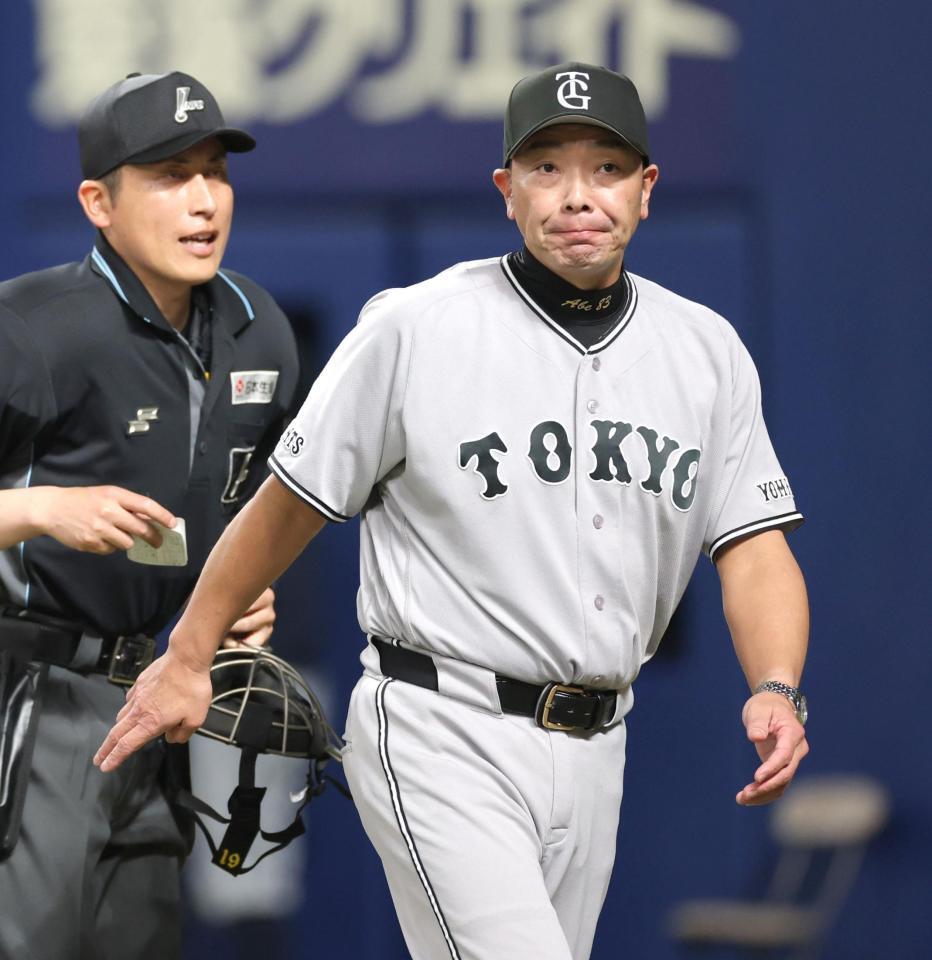 ８回、投手交代を告げ、ベンチへ戻る阿部監督（撮影・西岡正）