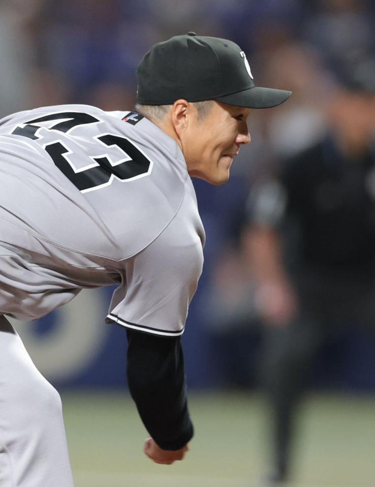 中日打線を相手に力投する則本（撮影・西岡正）