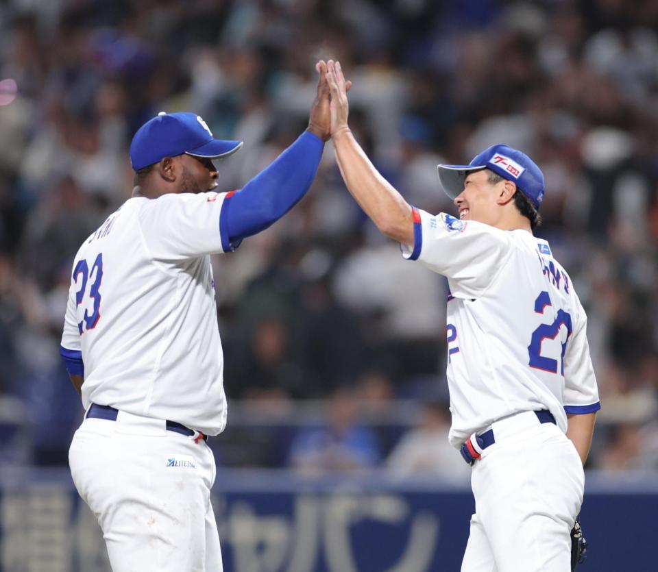 完投勝利でサノー（左）とタッチを交わす大野（撮影・西岡正）