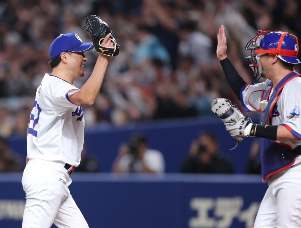 完封勝利で木下（右）と喜び合う大野（撮影・西岡正）