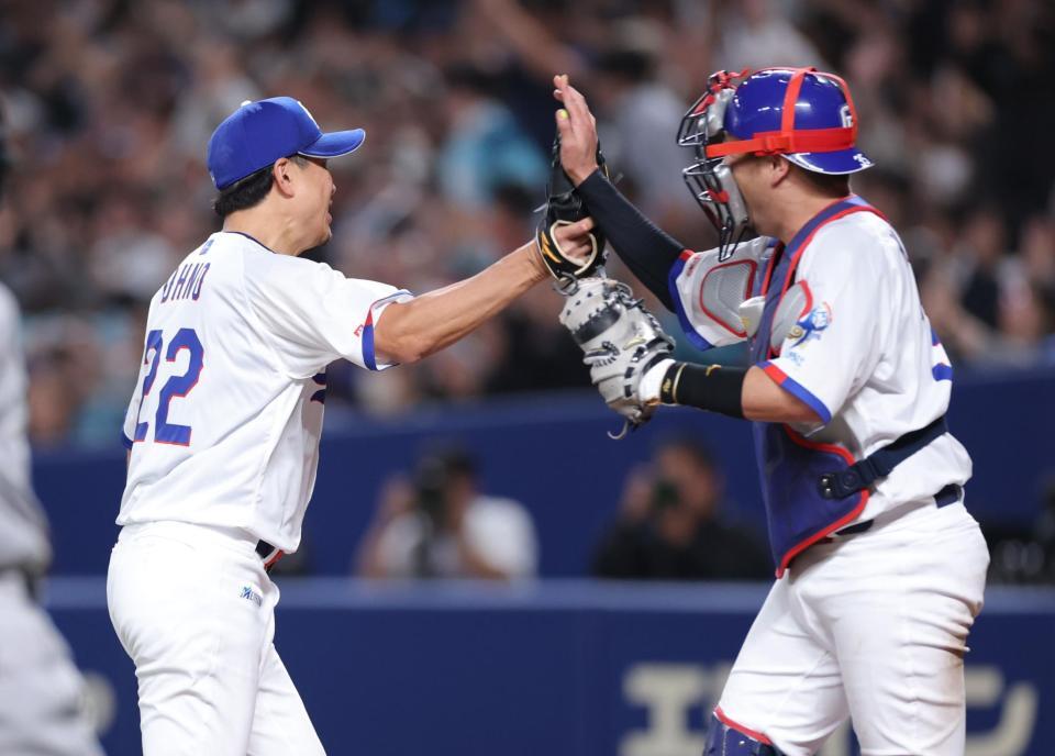 完投勝利で木下（右）と喜び合う大野（撮影・西岡正）