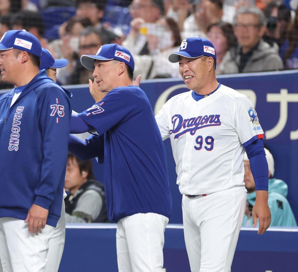 今季初勝利でナインを迎える井上監督（右）＝撮影・西岡正