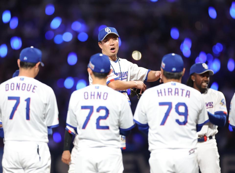 試合後の円陣で話す大野（撮影・西岡正）