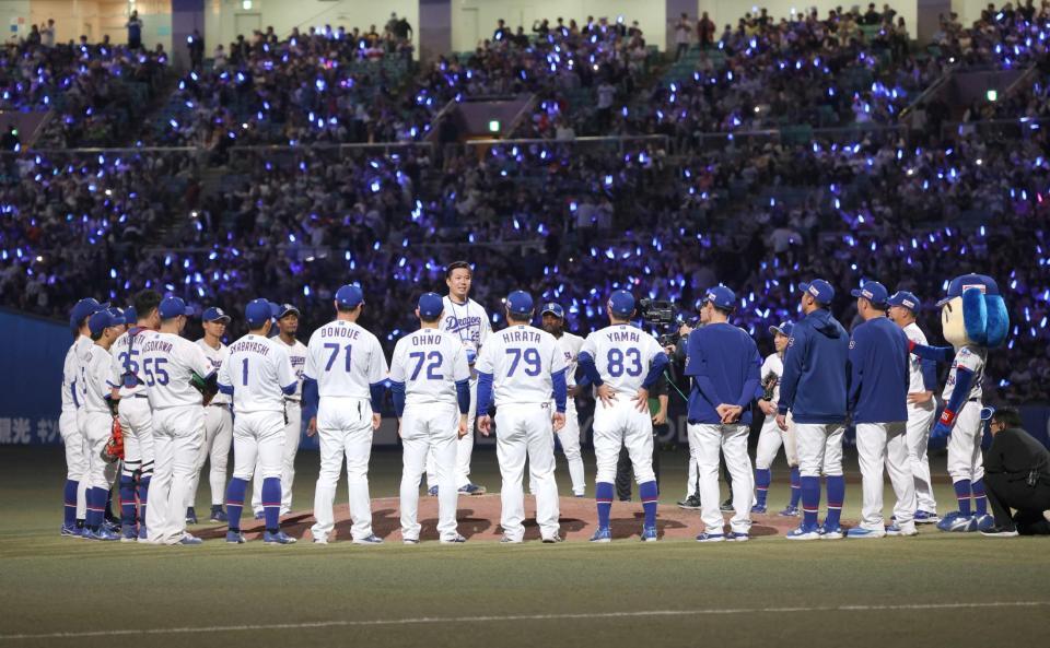 試合後の円陣の中心で話す大野（撮影・西岡正）