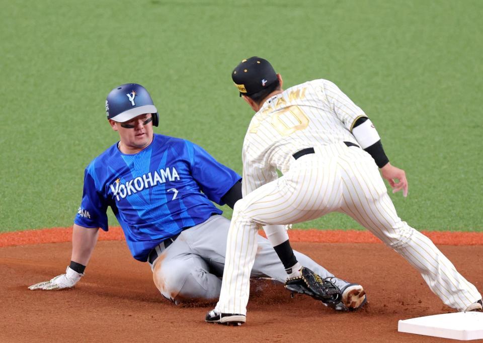 １回、二盗に失敗する牧（撮影・立川洋一郎）