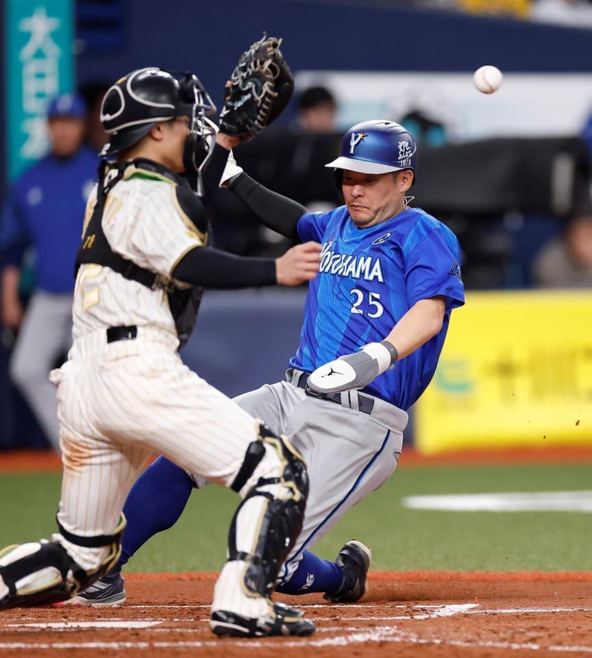 ４回、宮崎の適時二塁打で生還する筒香（右）＝撮影・西田忠信