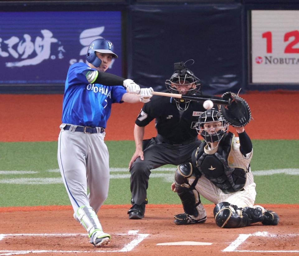 ６回、中前へ適時打を放つ佐野（撮影・立川洋一郎）