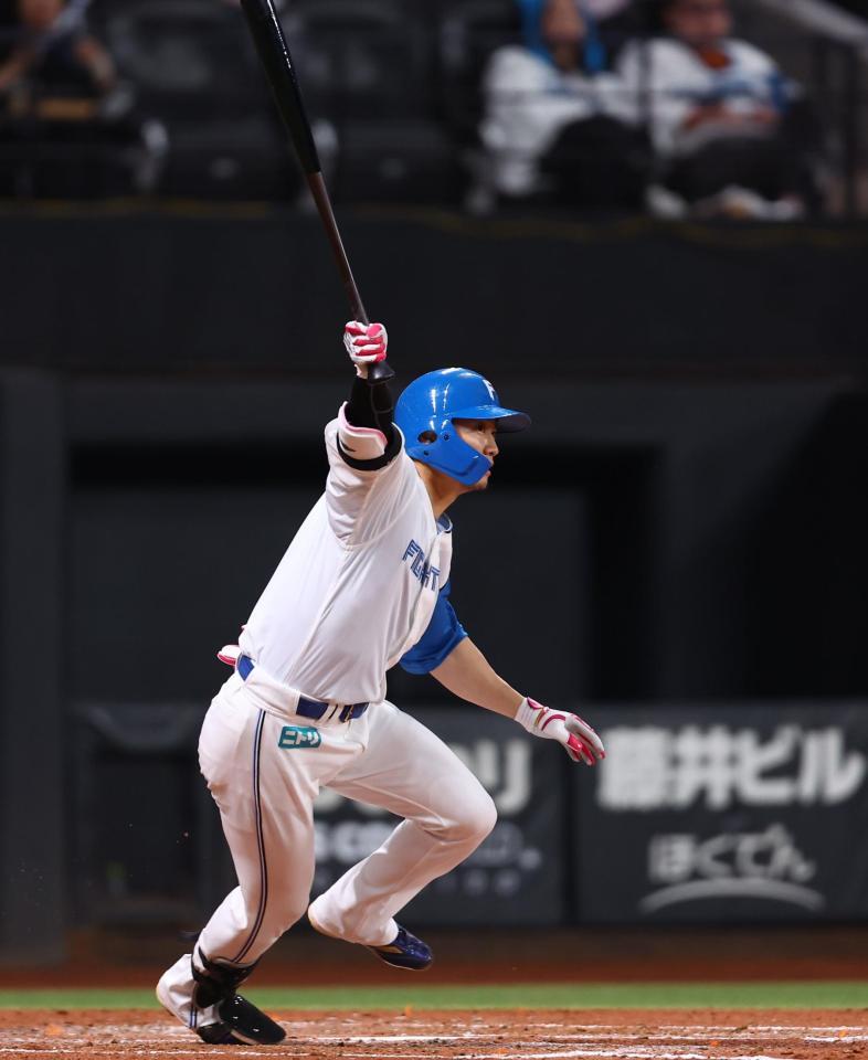 ２回、右前適時打を放つ西川（撮影・中島達哉）