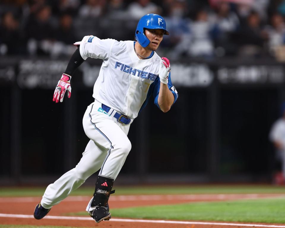 ２回、二塁打を放つ西川（撮影・中島達哉）