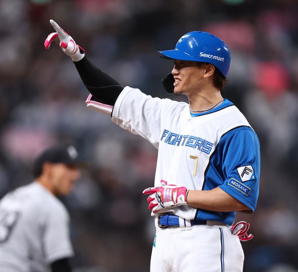 ２回、右前適時打を放ち、ベンチに向かってポーズをとる西川（撮影・中島達哉）