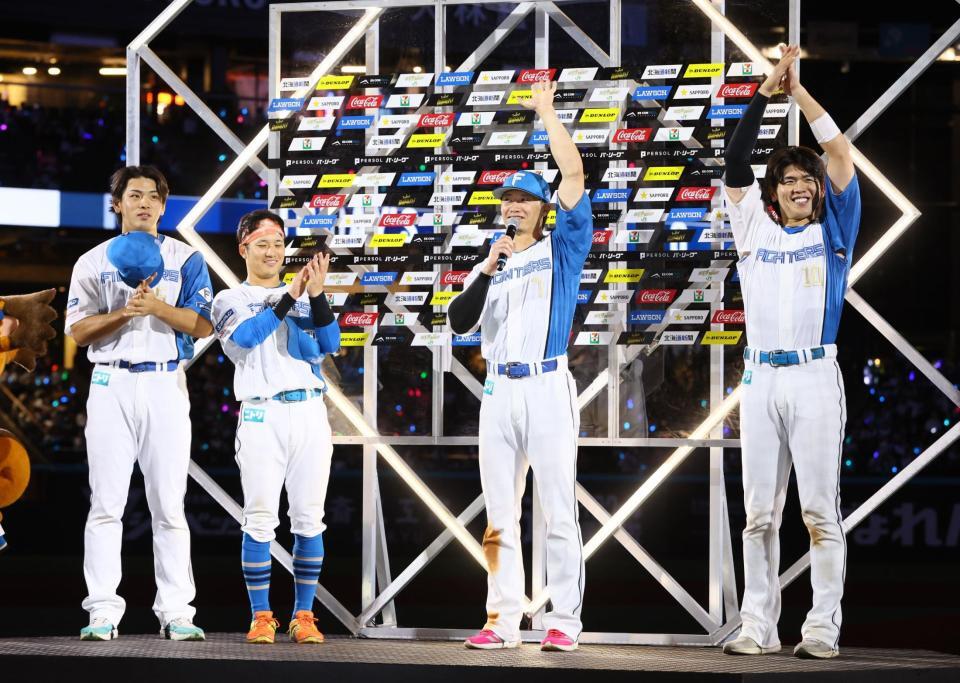 スタンドのファンの歓声に応える（左から）野村、奈良間、西川、清水（撮影・中島達哉）
