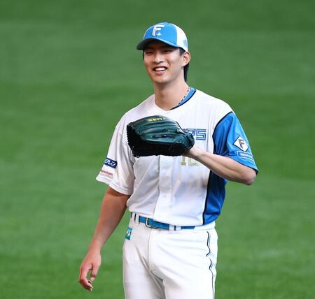 笑顔を見せる達（撮影・中島達哉）