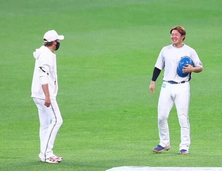 試合前、新庄監督（左）と談笑する吉田（撮影・中島達哉）