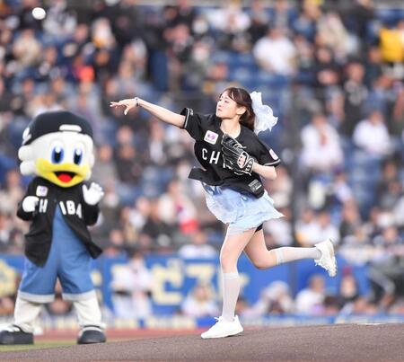 始球式を務めるエイアイカの立花玲奈（撮影・開出牧）