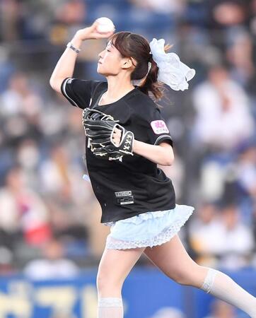 始球式を務めるエイアイカの立花玲奈（撮影・開出牧）