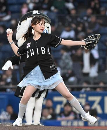 ファーストピッチを行う立花玲奈