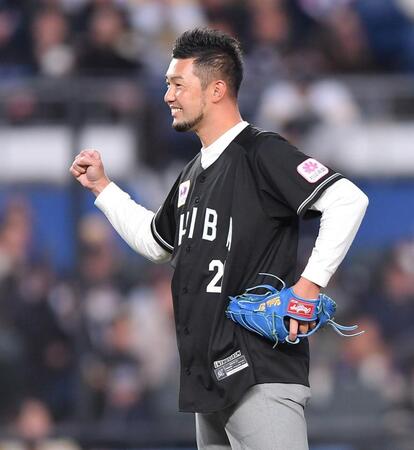 始球式を務めガッツポーズを決める元ロッテの内竜也さん（撮影・開出牧）