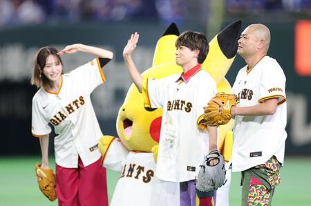 ファーストピッチを行った（左から）高橋ひかる、松丸亮吾、あばれる君（撮影・西岡正）