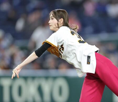 ファーストピッチをする高橋ひかる（撮影・西岡正）