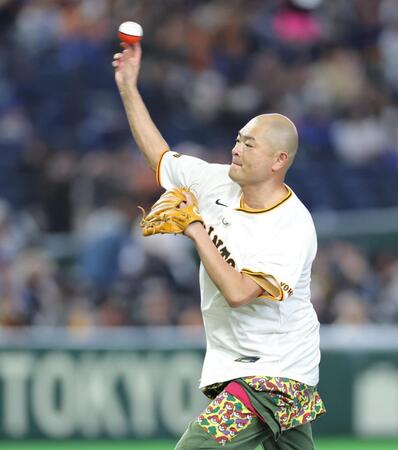 ファーストピッチをするあばれる君（撮影・西岡正）