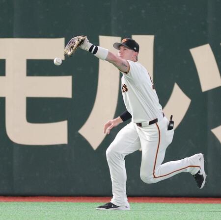 ５回、度会の打球を落球するキャベッジ（撮影・西岡正）