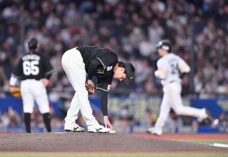 ７回、栗原（右後方）に先制の右越え２ランを打たれた毛利（手前）＝撮影・開出牧