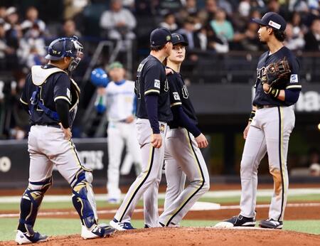 ４回追加点を許し、岸田監督（中央左）から降板を告げられる寺西（同右）＝撮影・中島達哉