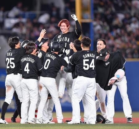 ９回、逆転サヨナラの右越え適時二塁打を放ちナインから祝福を受ける藤原（中央）＝撮影・開出牧
