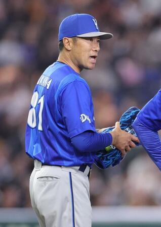 ７回、ピンチで声を掛ける相川監督（撮影・西岡正）