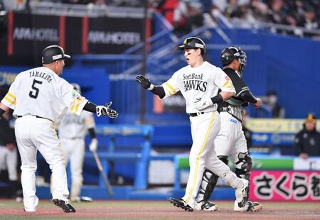 ７回、先制の右越え２ランを放ち、山川（５）とタッチを交わす栗原（撮影・開出牧）