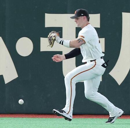 ５回、度会の飛球を落球する左翼手キャベッジ