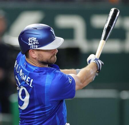 ５回、左前適時打を放つヒュンメル（撮影・西岡正）