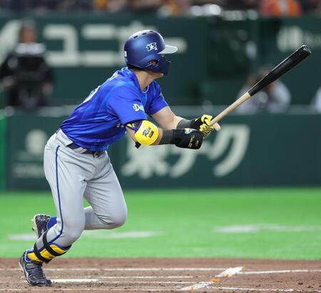 ４回、左前に先制打を放つ林（撮影・西岡正）