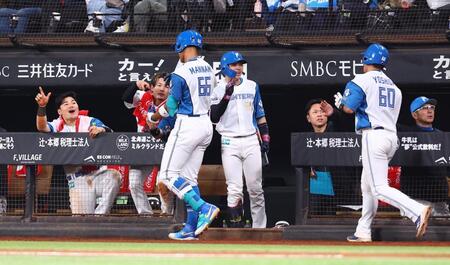 ６回、３ランを放った万波（中央）らを迎える水野（同左）ら日本ハムナイン（撮影・中島達哉）