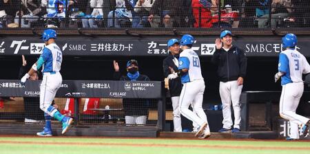 ６回、３ランを放った万波（左から２人目）らを迎える新庄監督（中央）＝撮影・中島達哉