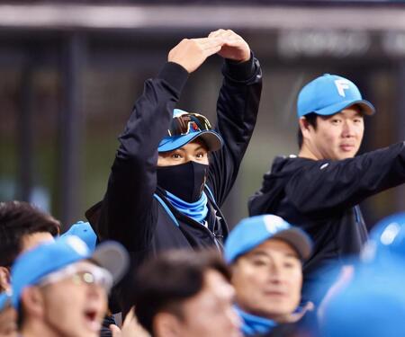 ５回、送りバントを決めた田宮に「〇」のポーズをとる新庄監督（中央）＝撮影・中島達哉