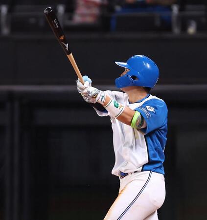 ８回、ソロを放つ郡司（撮影・中島達哉）