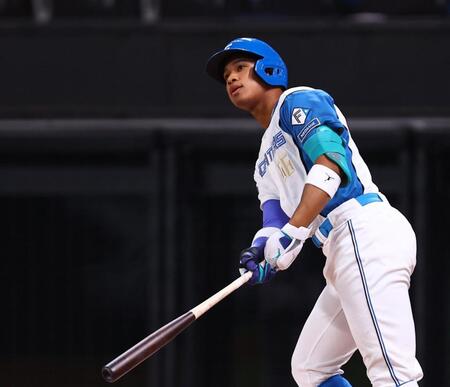 ６回、３ランを放つ万波（撮影・中島達哉）