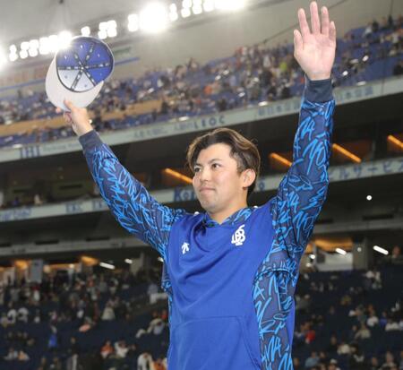 ヒーローインタビューの後、スタンドに手を振る東（撮影・西岡正）