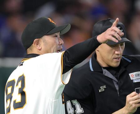 ６回、選手交代を告げる阿部監督（撮影・西岡正）