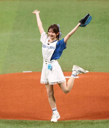 始球式を務め、喜ぶひみぃさん＝エスコンフィールド北海道（撮影・中島達哉）