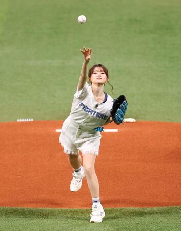 始球式を務めるひみぃさん＝エスコンフィールド北海道（撮影・中島達哉）