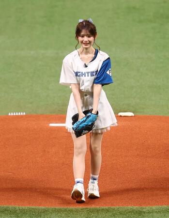 始球式を務めるひみぃさん＝エスコンフィールド北海道（撮影・中島達哉）