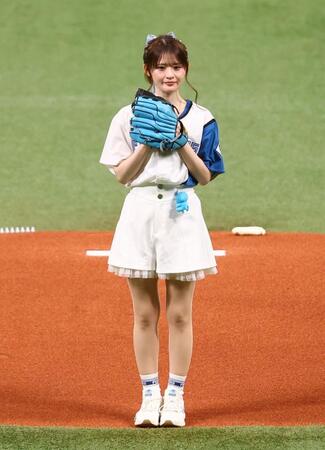 始球式を務めるひみぃさん＝エスコンフィールド北海道（撮影・中島達哉）