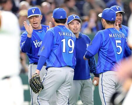 相川監督（左）と並んでナインを迎える東（撮影・西岡正）