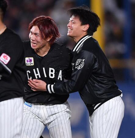 逆転サヨナラタイムリーを放った藤原（左）に抱きつく毛利（撮影・開出牧）