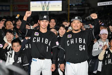 試合後、ファンを背に今季初勝利の沢田（５４）とガッツポーズを決める藤原（撮影・開出牧）