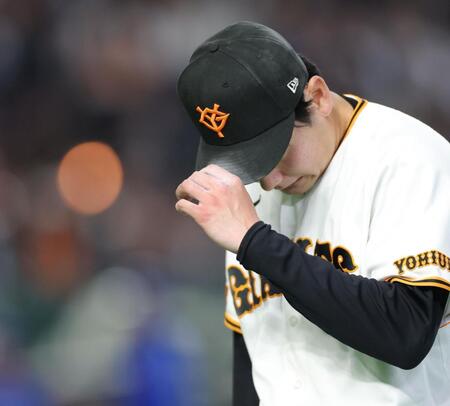 ５回、３失点となり、肩を落としてベンチへ戻る竹丸（撮影・西岡正）