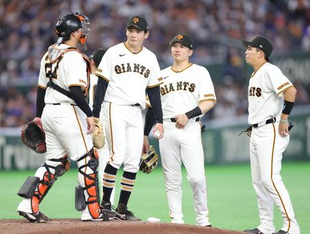 ５回のピンチで竹丸（左から２人目）の元へ集まる巨人ナイン（撮影・西岡正）