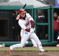 ８回、村林は右翼線に２点適時二塁打を放つ（撮影・佐々木彰尚）